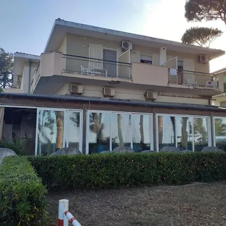 Bed & Breakfast Spacious Triple A Stones Throw From The Sea 3*