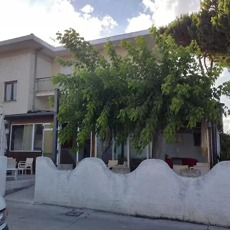 Alojamento de Acomodação e Pequeno-almoço Spacious Triple A Stones Throw From The Sea 3*