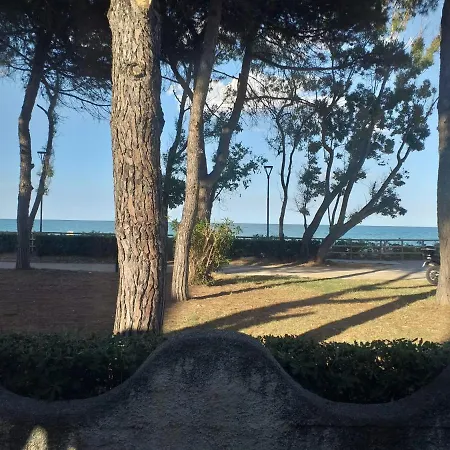 לינה וארוחת בוקר Spacious Triple A Stones Throw From The Sea