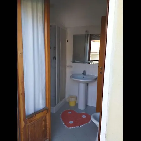 Bed & Breakfast Spacious Triple A Stones Throw From The Sea Pineto