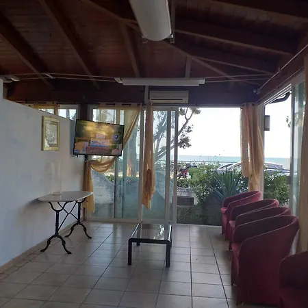 Spacious Triple A Stones Throw From The Sea 3* Pineto