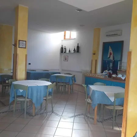 Spacious Triple A Stones Throw From The Sea Bed & Breakfast Pineto