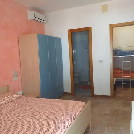 Bed & Breakfast Spacious Triple A Stones Throw From The Sea Pineto