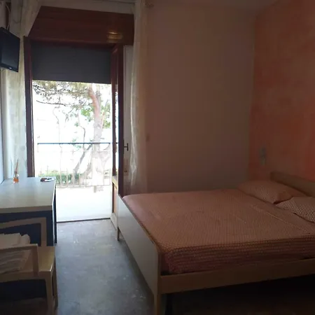 Spacious Triple A Stones Throw From The Sea Bed & Breakfast 3*