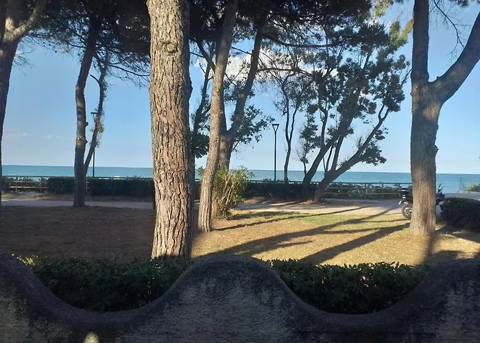 住宿加早餐酒店 Spacious Triple A Stones Throw From The Sea