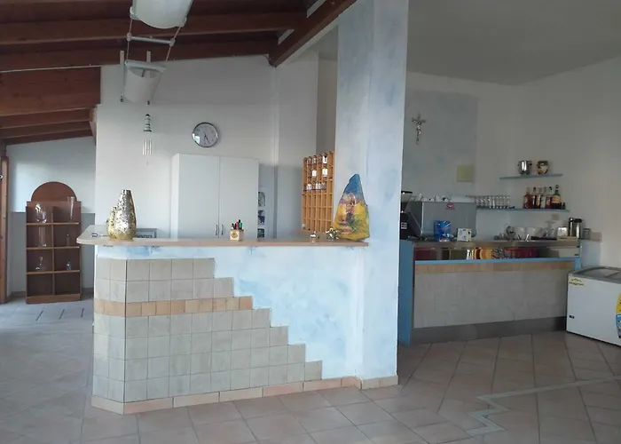 Spacious Triple A Stones Throw From The Sea 住宿加早餐酒店 3*